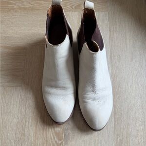 FRYE AND CO. Beige Leather Chelsea Boot with Dark Brown Elastic